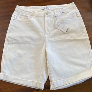 White shorts by Judy Blue size 1XL. Rolled cuffs